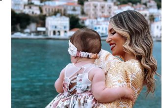 Αθηνά Οικονομάκου: Βάπτισε την ανηψιά της στο πανέμορφο Γύθειο