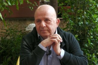 Νίκος Μουρατίδης: «Δεν γίνεται ο Σάκης Ρουβάς στα 50 του να πηδάει σαν το κατσίκι τραγουδώντας ανάλαφρη ποπ»