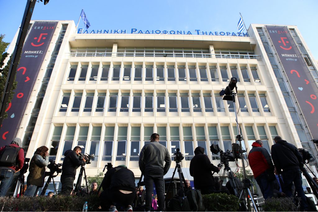 Debate: Οι αφίξεις δημοσιογράφων και πολιτικών στελεχών στην είσοδο της ΕΡΤ