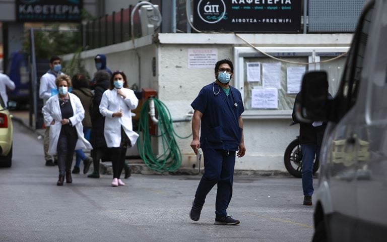 Κορονοϊός: 52 θάνατοι και 53 διασωληνωμένοι την τελευταία εβδομάδα