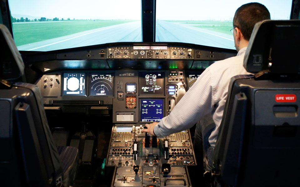 Πλαστά διπλώματα σε πιλότους: Το χρονικό της αποκάλυψης και των συλλήψεων – «Κάποιοι πετούν σήμερα με πλαστές άδειες»