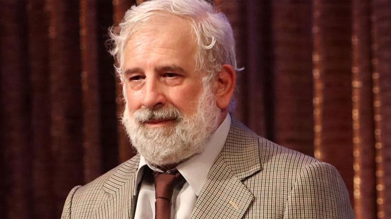 Ο Πέτρος Φιλιππίδης ετοιμάζεται να δώσει τηλεοπτική συνέντευξη