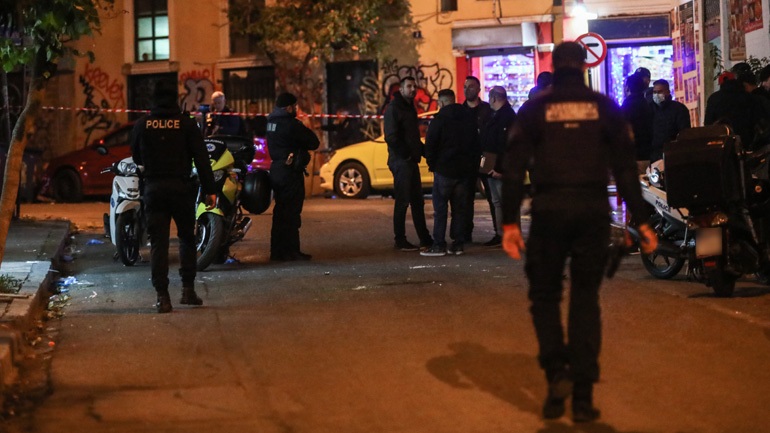 Ένας νεκρός από συμπλοκή, τα ξημερώματα, στην πλατεία Βάθη