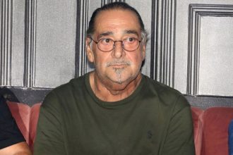 Βασίλης Καρράς: Σπάνια εμφάνιση στα μπουζούκια μετά την περιπέτεια με την υγεία του