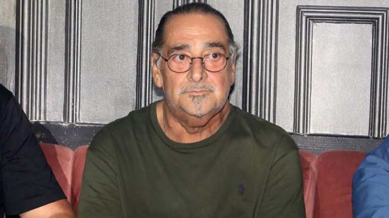 Βασίλης Καρράς: Σπάνια εμφάνιση στα μπουζούκια μετά την περιπέτεια με την υγεία του