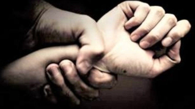 Ρέθυμνο: Ισόβια σε δύο Πακιστανούς για τον ομαδικό βιασμό 18χρονης Βρετανίδας