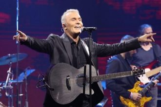 Σοκαρισμένος o Στέλιος Ρόκκος μετά τη σύλληψη του γνωστού στιχουργού για ναρκωτικά