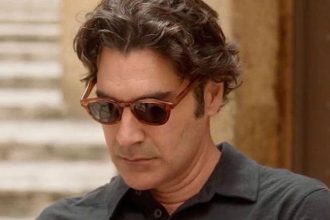 «Maestro»: Ο Χριστόφορος Παπακαλιάτης μας συστήνει το τηλεοπτικό του μωρό