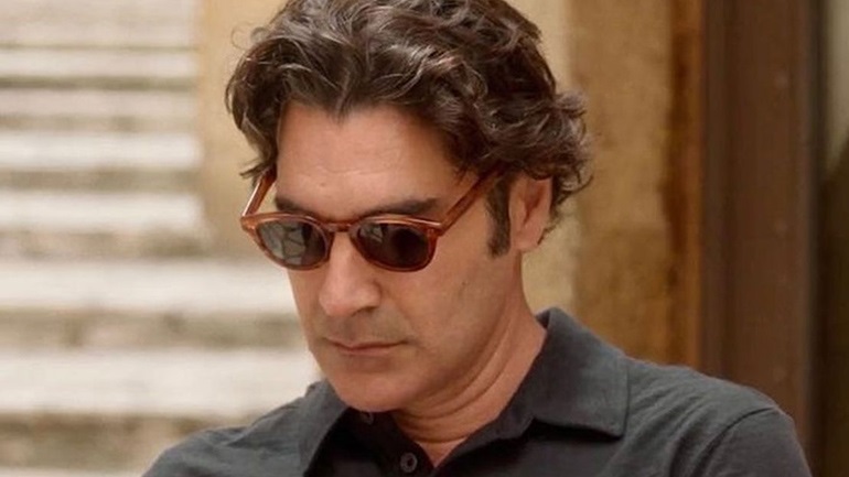 «Maestro»: Ο Χριστόφορος Παπακαλιάτης μας συστήνει το τηλεοπτικό του μωρό