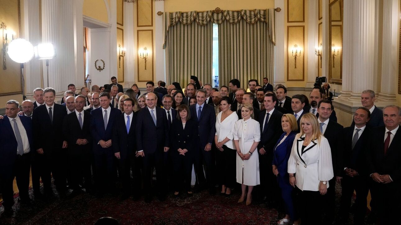 Αναλαμβάνουν καθήκοντα οι υπουργοί της νέας κυβέρνησης - Σε εξέλιξη οι τελετές παράδοσης-παραλαβής