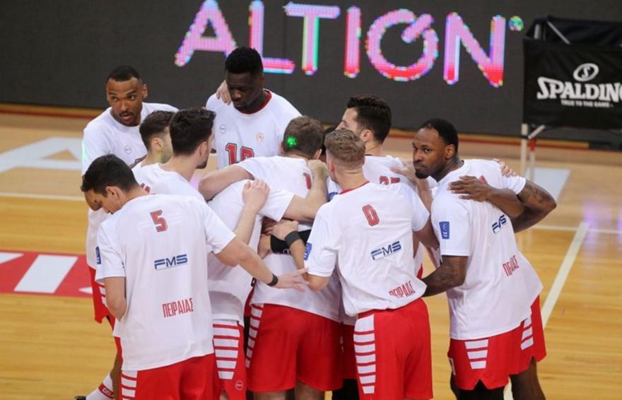 Επίθεση με γιαούρτια στην αποστολή του Ολυμπιακού - Φραστική επίθεση σε Μπαρτζώκα