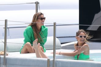 Μαρία Μενούνος: Διακοπές με σκάφος στη Μύκονο μαζί με τον σύζυγό της και τη Μαριέττα Χρουσαλά