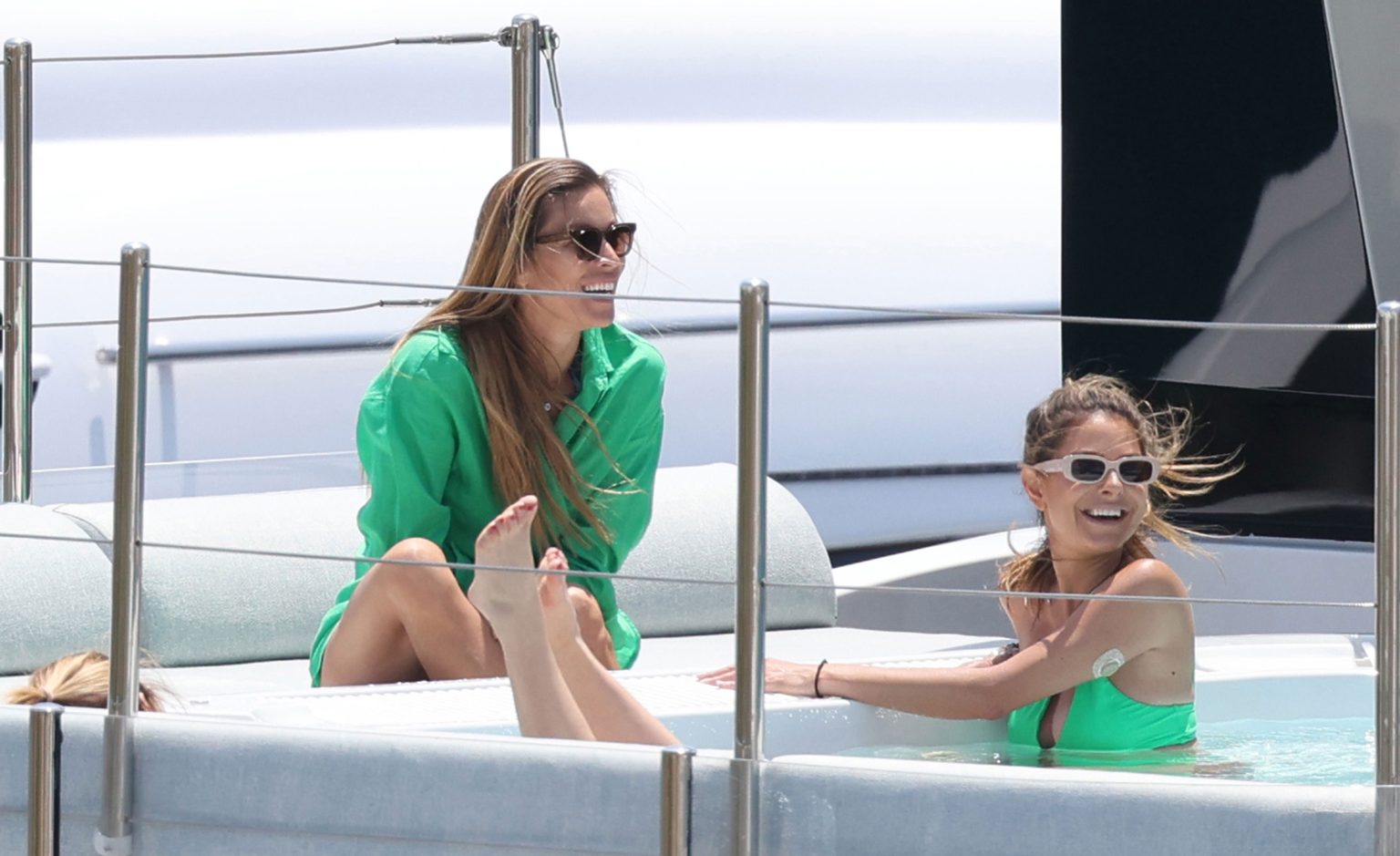 Μαρία Μενούνος: Διακοπές με σκάφος στη Μύκονο μαζί με τον σύζυγό της και τη Μαριέττα Χρουσαλά