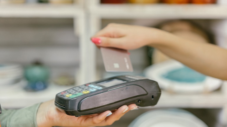 AAΔΕ: Στην τελική ευθεία η διασύνδεση 400.000 ταμειακών μηχανών με τα POS