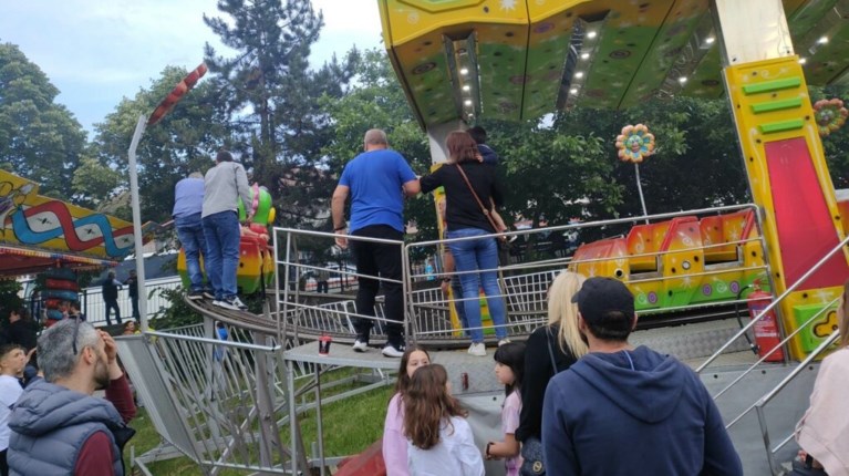 Στιγμές τρόμου σε λούνα παρκ στην Κοζάνη - Κόπηκαν δύο βαγόνια στο «τρενάκι»