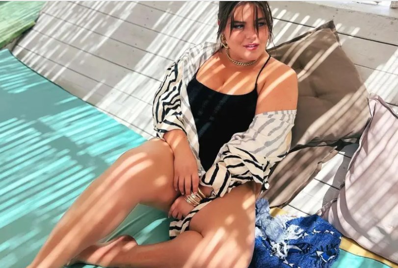 Δανάη Μπάρκα: Με μαγιό στις Κιτριές Μεσσηνίας