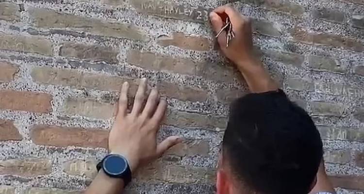 Αδιανόητο περιστατικό στην Ιταλία: Τουρίστας χάραξε το όνομα της αγαπημένης του στο Κολοσσαίο