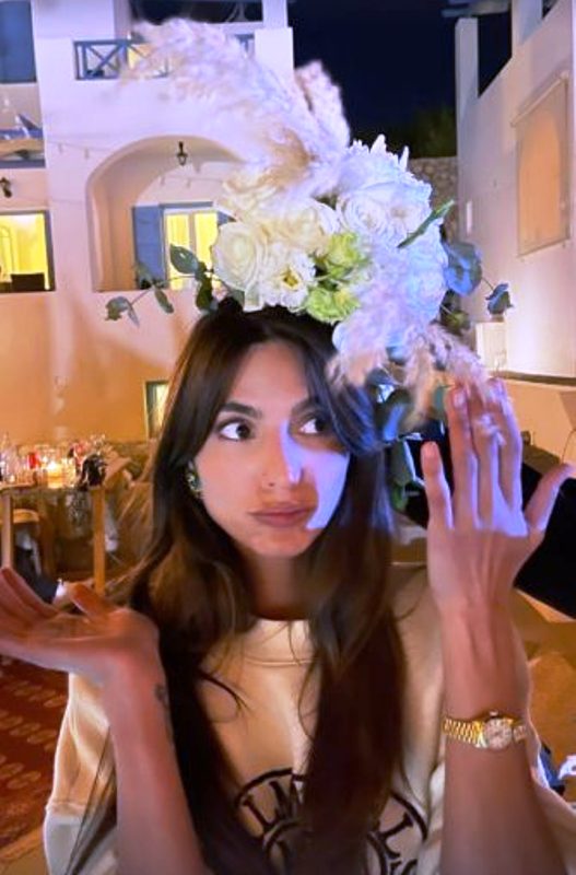 Η Ηλιάνα Παπαγεωργίου έπιασε τη γαμήλια ανθοδέσμη και είχε την πιο επική αντίδραση