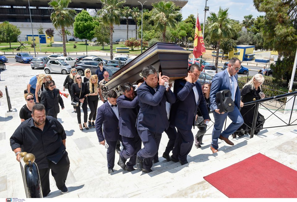 Συγκίνηση στην κηδεία Γιάννη Φλωρινιώτη - Με το «Πειράζει που είμαι μεγάλη φίρμα» η σορός στην εκκλησία - ΦΩΤΟ