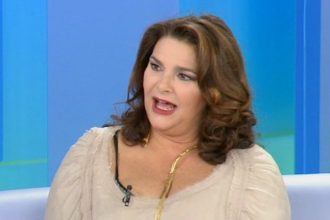 Κατερίνα Κούκα: Η Χαρούλα Αλεξίου είναι η ιστορία της Ελλάδας, ποιος μπορεί να μιλήσει γι’ αυτήν;