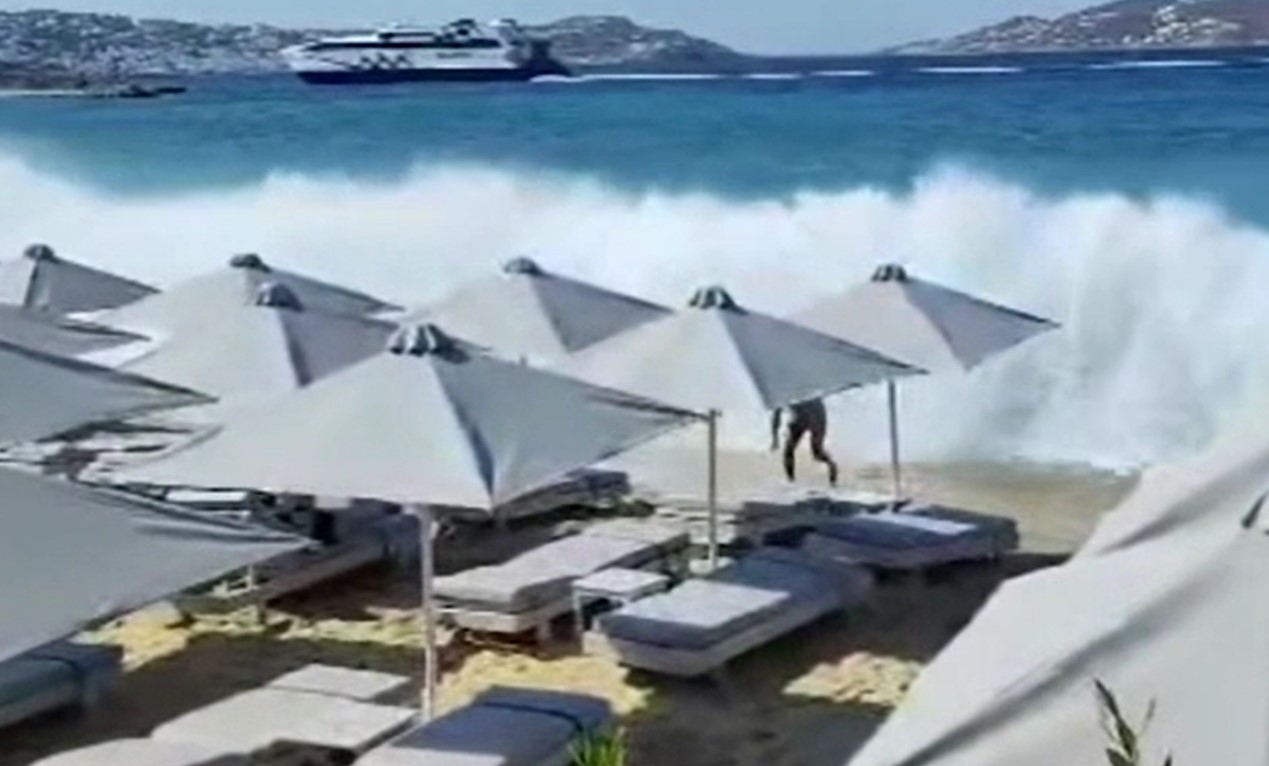 Ταχύπλοο πέρασε κοντά σε ακτή και προκάλεσε τεράστια κύματα, δύο τραυματίες