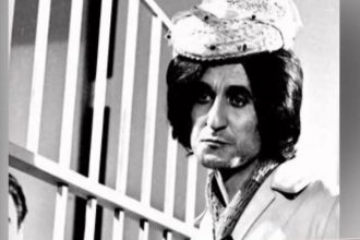 «Ο Σωτήρης Μουστάκας σήκωνε το τηλέφωνο σαν γυναίκα και έκανε τη μητέρα του»