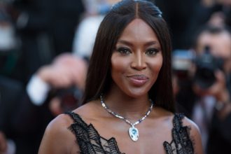 Η Ναόμι Κάμπελ έγινε για δεύτερη φορά μητέρα στα 53 της