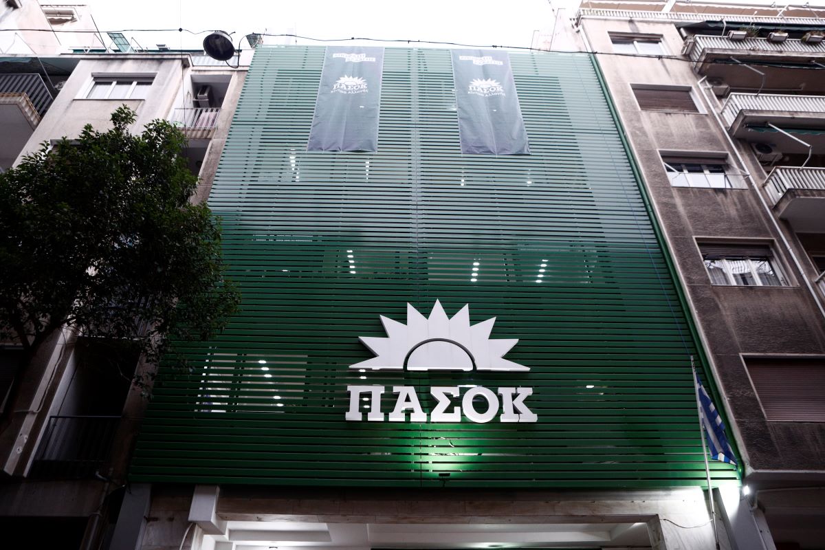 Το ΠΑΣΟΚ αποσύρει την υποψηφιότητα Γλύκα λόγω νομικής εμπλοκής του στην υπόθεση Βαλυράκη