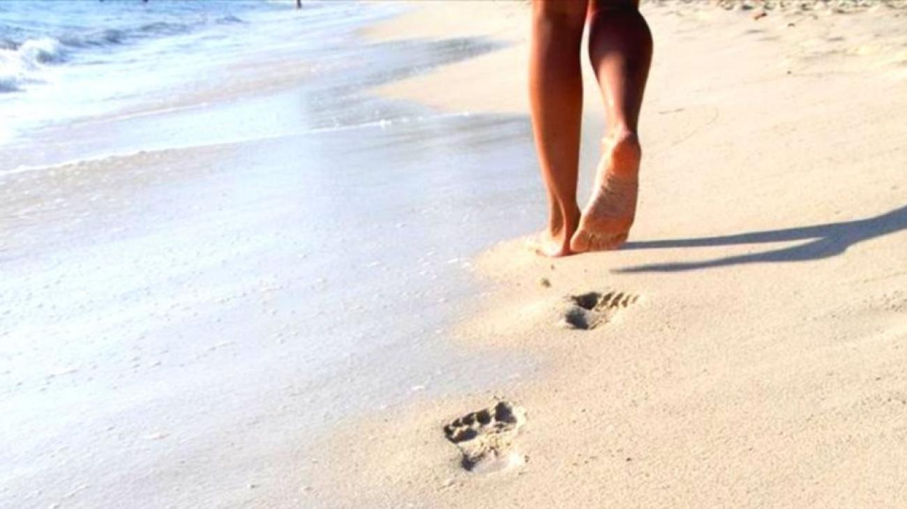 20χρονη τουρίστρια καταγγέλλει πως την βίασαν σε παραλία