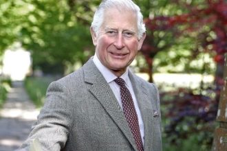 Έφιππος ο βασιλιάς Κάρολος στη στρατιωτική παρέλαση για τα γενέθλιά του