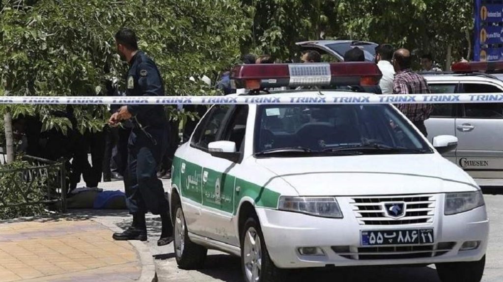 Δύο αστυνομικοί και τέσσερις ένοπλοι σκοτώθηκαν σε επίθεση εναντίον αστυνομικού τμήματος