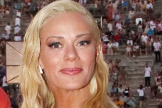 Ζέτα Μακρυπούλια: Εντυπωσιακή με wet look και ασπρόμαυρο φόρεμα στην Επίδαυρο