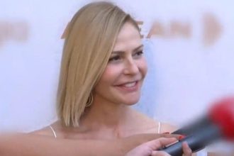 Τζένη Μπαλατσινού: «Εγώ πλέον συμβουλεύομαι τις κόρες μου για το τι συμβαίνει στην μόδα»