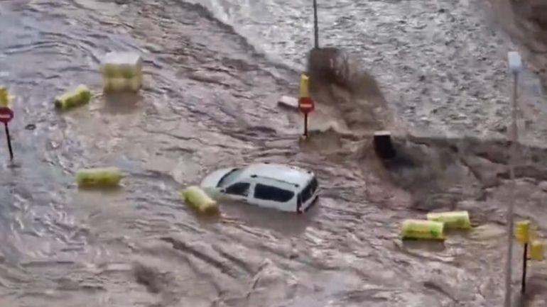 Πρωτοφανής καταιγίδα στη Σαραγόσα της Ισπανίας – Ποτάμια οι δρόμοι, κινδύνεψαν πολίτες