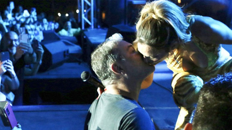 Δέσποινα Βανδή: Το καυτό φιλί στον Βασίλη Μπισμπίκη στη συναυλία της