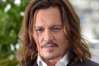 Τζόνι Ντεπ: Εμφανίστηκε με μπαστούνι πριν από τη συναυλία του