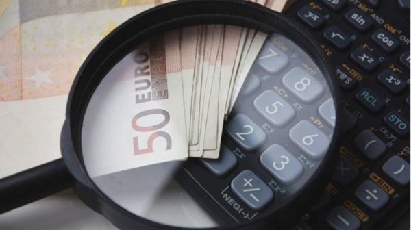 Τριπλή παρέμβαση για αυξήσεις σε δημοσίους υπαλλήλους και συνταξιούχους - Τι προβλέπει το νομοσχέδιο