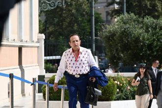 Μπιμπίλας: Νέα τοποθέτηση για το πουκάμισο με τους παπαγάλους στη Βουλή - «Δεν υπάρχει πρωτόκολλο»