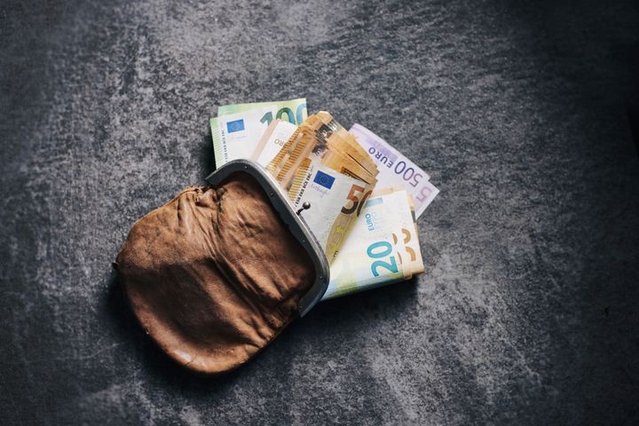 Νέο οικονομικό νομοσχέδιο: Στα 4,4 δισ. ευρώ το όφελος για τα νοικοκυριά - Πώς θα εφαρμοστούν οι αυξήσεις μισθών από το 2024