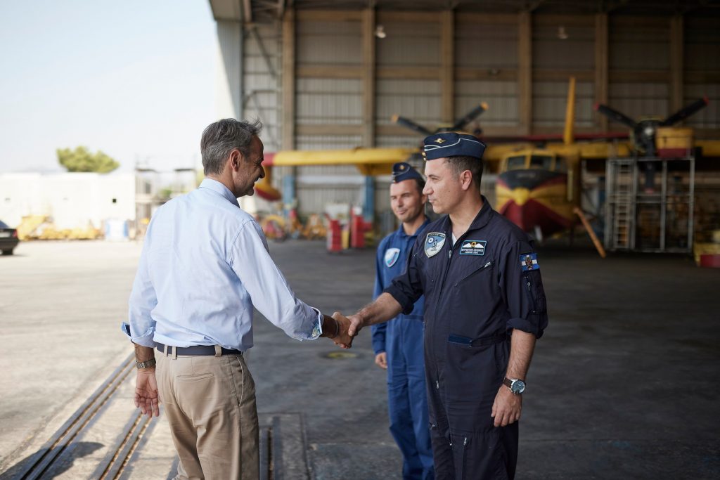 Κυριάκος Μητσοτάκης: Στο στρατιωτικό αεροδρόμιο της Ελευσίνας - Συνομίλησε με πιλότους πυροσβεστικών αεροσκαφών