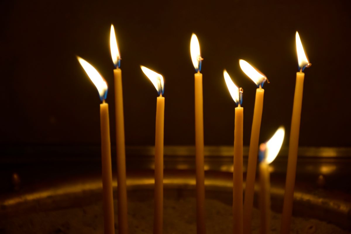 Πιστή άναψε 58 κεριά σε παρεκκλήσι και παραλίγο να το κάνει παρανάλωμα του πυρός!