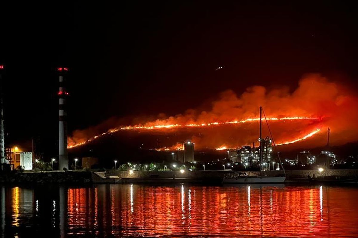Μαίνεται η φωτιά στο Αλιβέρι - Συνελήφθη 75χρονος