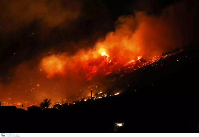 Ολονύχτια μάχη να κρατηθεί το μέτωπο της φωτιάς στο Λουτράκι μακριά από τα διυλιστήρια