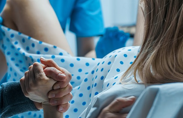 Νεκρή 39χρονη μετά από επιπλοκές στη γέννα διδύμων