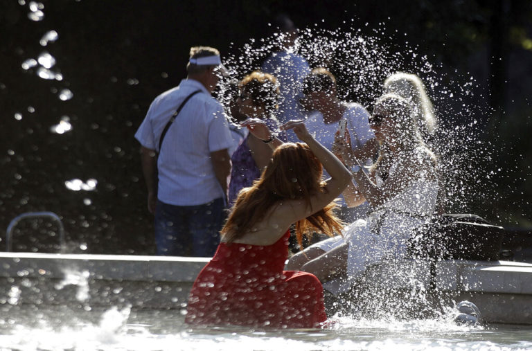 «Κόκκινο» χτυπά ο υδράργυρος αύριο Παρασκευή - Τα SOS της Πολιτικής Προστασίας για τον καύσωνα