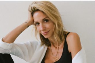 Σοφία Καρβέλα: Μαζί με τον αδερφό της Ανδρέα θυμούνται στιγμές τους