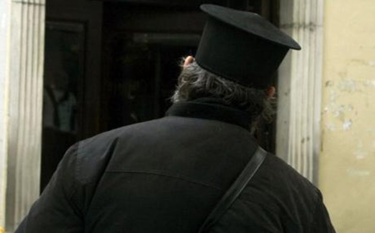 Ρόδος: Τουρίστας μήνυσε παπά - Ισχυρίζεται πως του ζήτησε να τον αλείψει γυμνό με λάδι