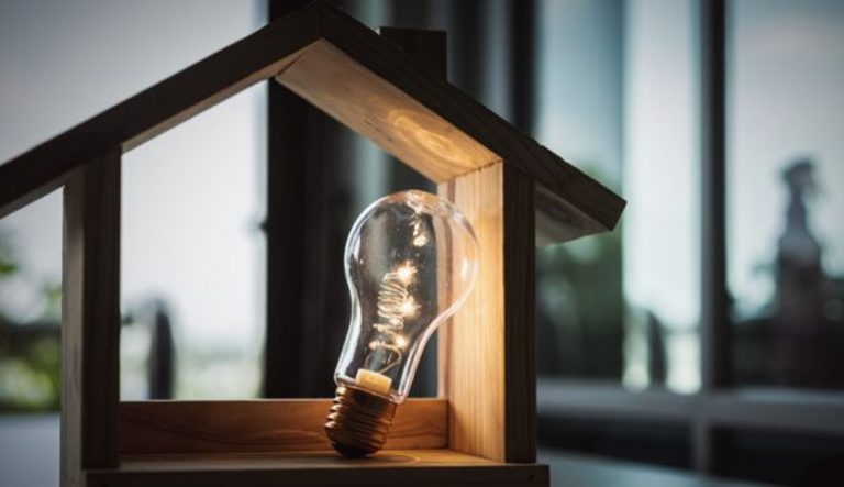 Λογαριασμοί ρεύματος: Παγώνει η ρήτρα αναπροσαρμογής μέχρι το τέλος του χρόνου