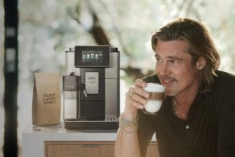 Πιο γοητευτικός από ποτέ ο Μπραντ Πιτ στη νέα διαφημιστική καμπάνια συσκευών καφέ