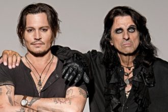 Ο Άλις Κούπερ αγόρασε από το Μάντσεστερ T-shirt για τον Τζόνι Ντεπ